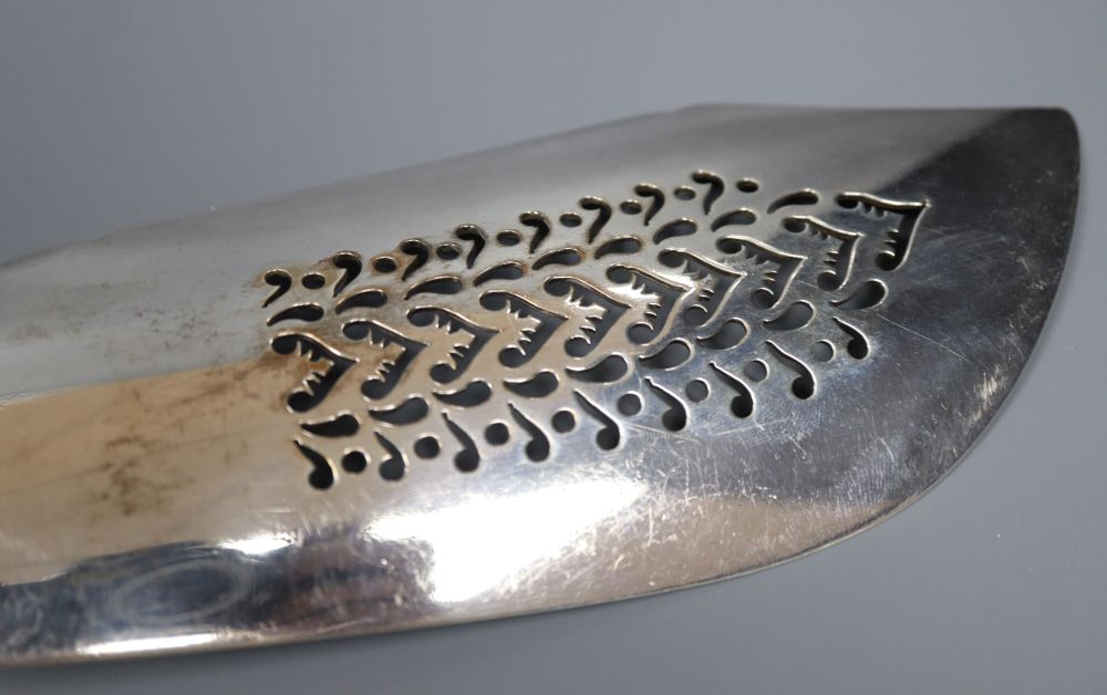 A late William IV silver fiddle, thread and shell pattern fish slice, Mary Chawner, London 1836, 32.5cm, 7.5oz.